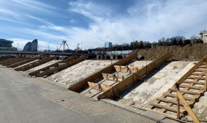 На нижней террасе волгоградской набережной началась заливка основания для лестницы