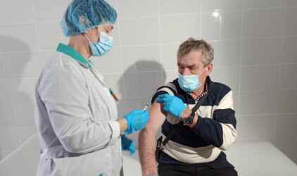 Волгоградцев начали вакцинировать «ЭпиВакКороной»
